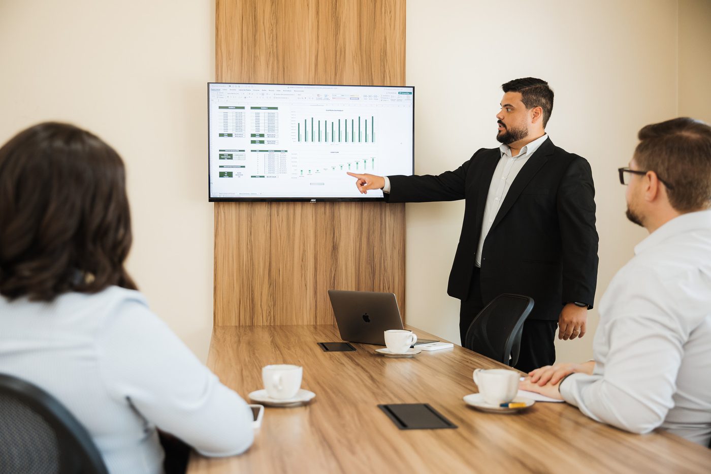 Apresentação de um estudo de BESS em reunião com o cliente